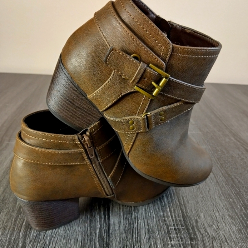 Dunes Patty 2 brown ankle boots memory foam harness strap faux/leather